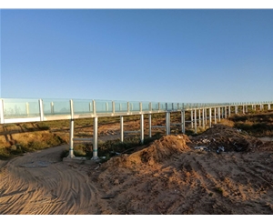 內蒙古鄂爾多斯市水鏡湖景區玻璃滑道